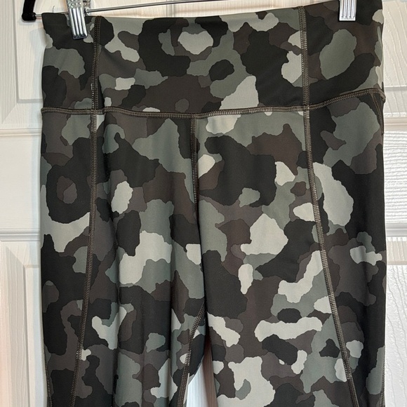 Athleta Lightning women’s green camo 7/8 leggings size medium - Picture 1 of 11
